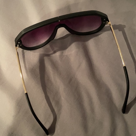 black sunglasses - Picture 2 of 4